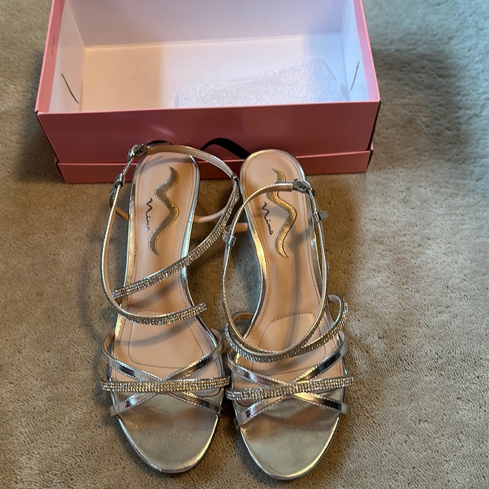 Nina silver wedges